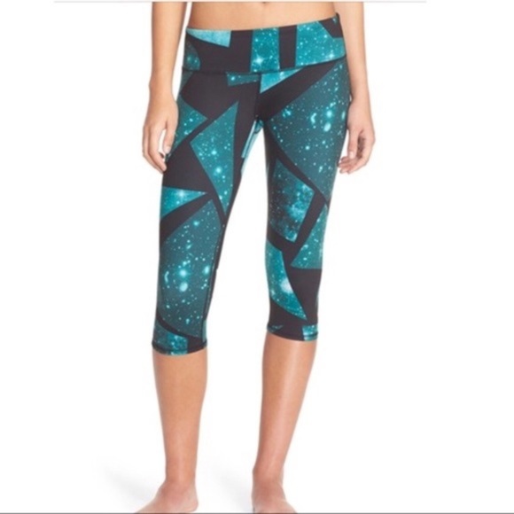 ALO Yoga Pants - Alo Cropped Capri Island Green Space Leggings